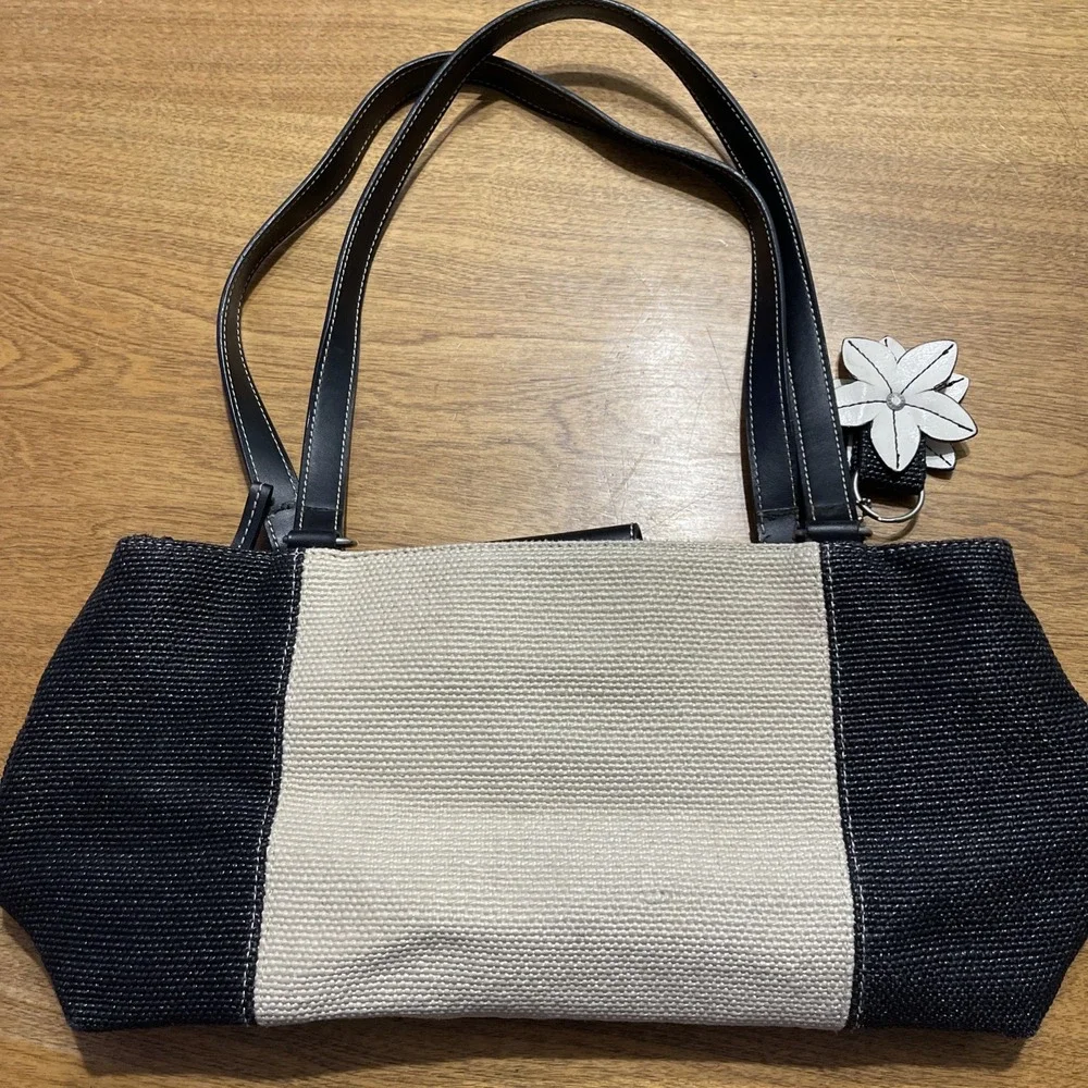 Relic Black & Ivory Woven Coated Canvas Shoulder Purse Flower Charm please read